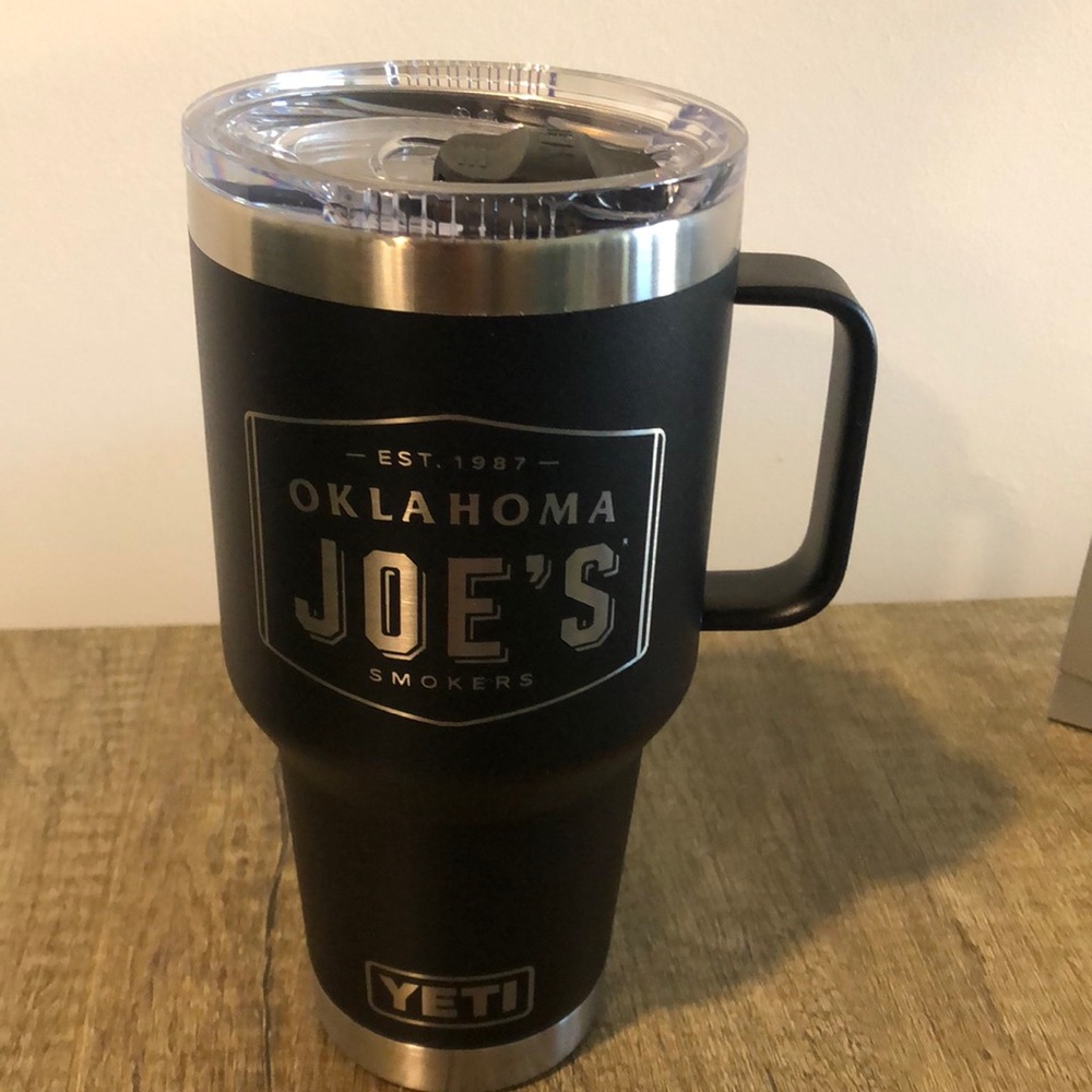 Yeti Rambler 30oz traveling with lid, black